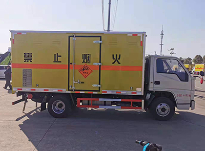 东兴爆破器材运输车工人安全操作规范与智能技术保障